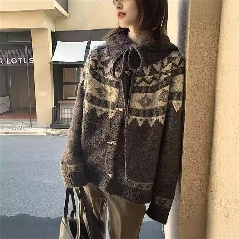 Damen kuscheliger Strickmantel mit Kapuze und traditionellen Mustern Drune