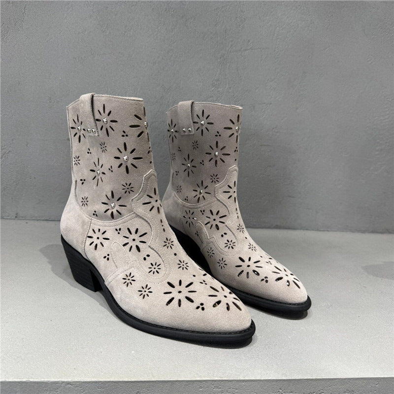 Damen Western‑Stiefeletten aus Wildleder mit Laser‑Cut Blumenmuster und mittelhohem Blockabsatz Drune