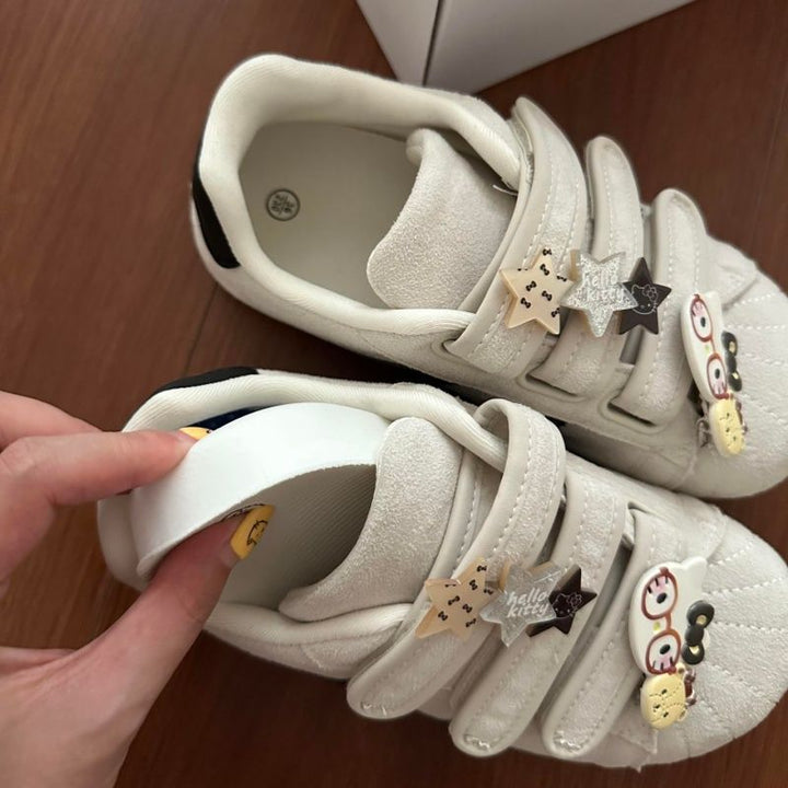 Damen Sneaker mit verstellbarem Klettverschluss und verspielten Applikationen Drune