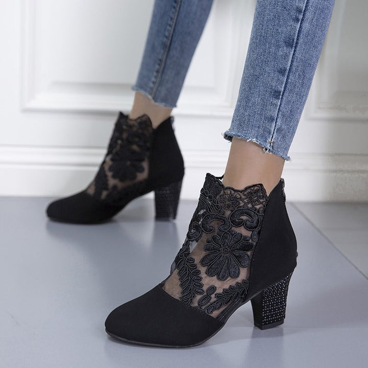 Damen Stiefelette mit transparentem Blumen-Spitzeinsatz und dekorativem Blockabsatz Drune