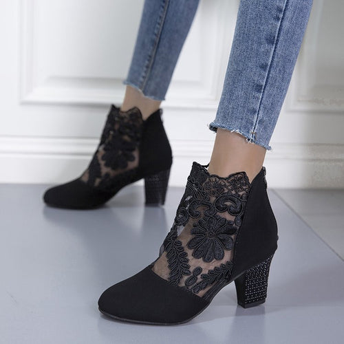 Damen Stiefelette mit transparentem Blumen-Spitzeinsatz und dekorativem Blockabsatz Drune