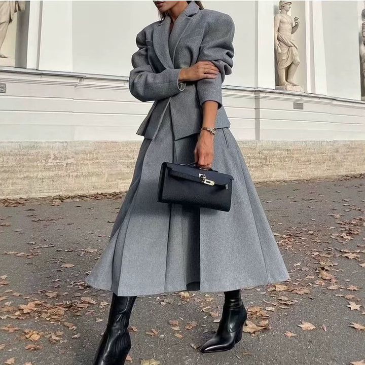 Damen Zweiteiliges tailliertes Wollkostüm mit strukturiertem Schulterblazer und plisseevollem Midirock Drune