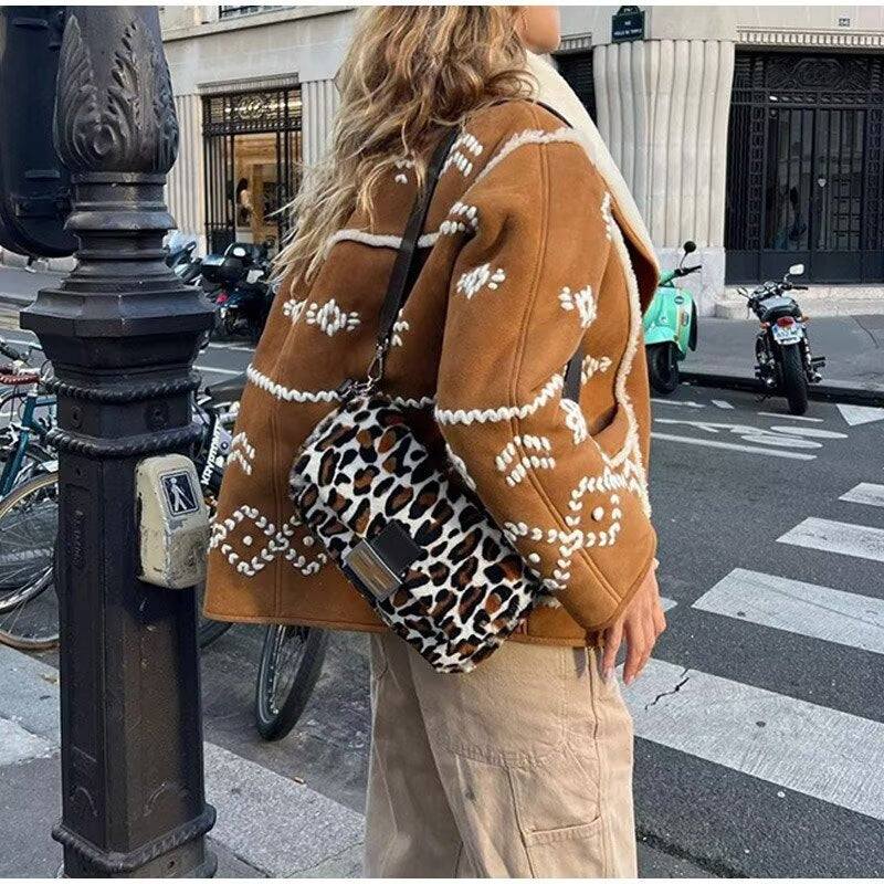 Damen Kurze Velourslederjacke mit Teddyfutter und Zierstickerei Drune