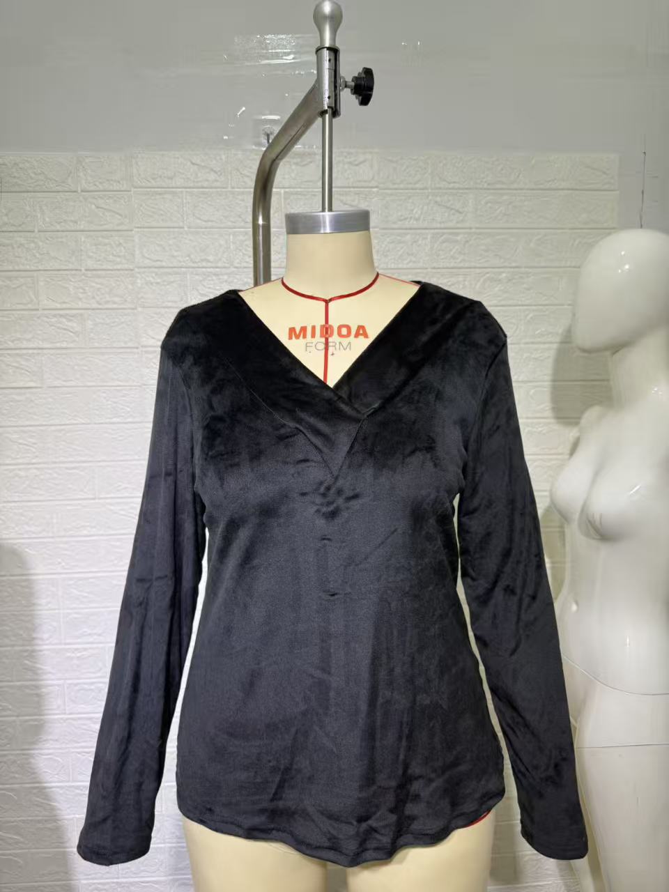 Damen Velours-Longsleeve mit überlappendem V-Ausschnitt und femininer Drapierung Drune
