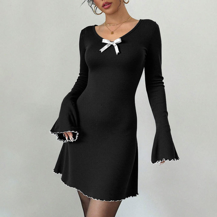 Damen geripptes Minikleid mit Trompetenärmeln, Zierschleife am Dekolleté und welligem Saum Drune