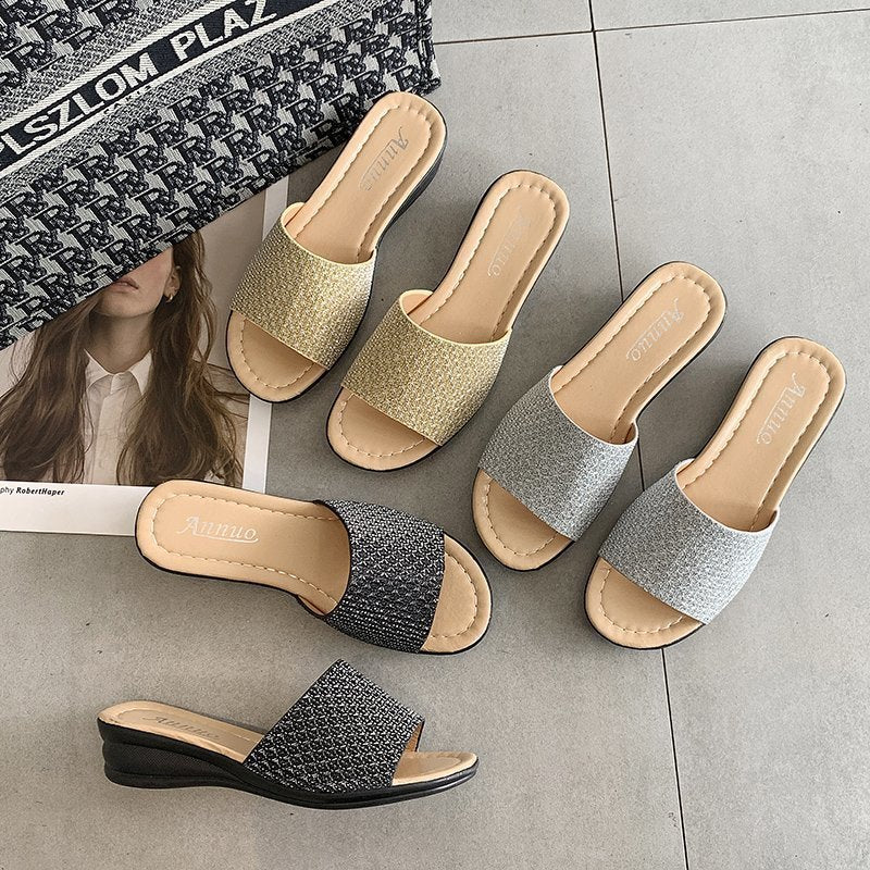 Damen nan Glitzerslipper mit breiter Riemenfront, offenem Zehenbereich, gepolstertem Komfortfußbett und leichtem Keilabsatz Drune