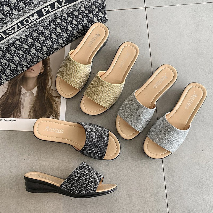 Damen nan Glitzerslipper mit breiter Riemenfront, offenem Zehenbereich, gepolstertem Komfortfußbett und leichtem Keilabsatz Drune