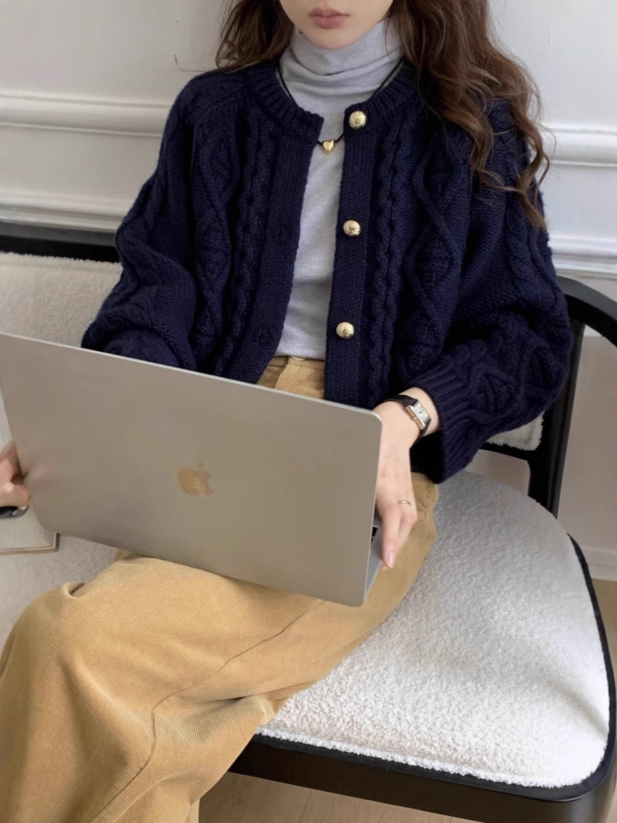 Damen Kurzer Zopfmuster-Cardigan mit goldenen Schmuckknöpfen Drune