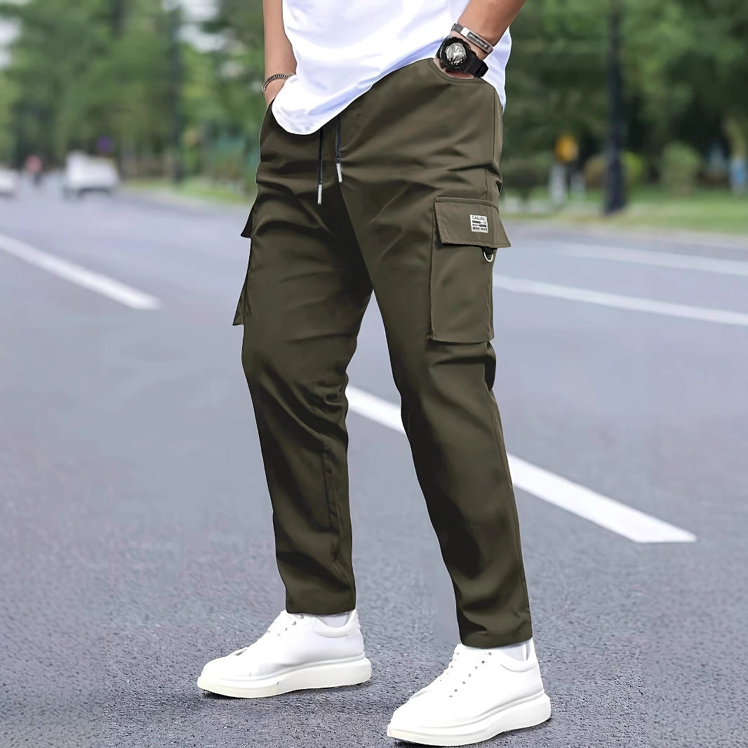 Herren Slim‑Tapered Cargo‑Jogginghose mit Tunnelzugbund, Klappentaschen und Metallringdetail Drune