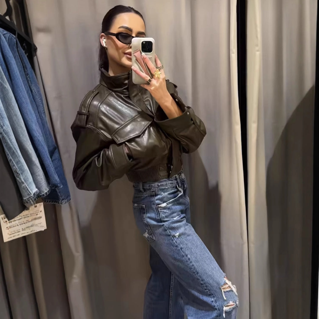 Damen 10+ kurzes Kunstleder‑Bomberjacke im Military‑Look mit Pattentaschen und Stehkragen Drune