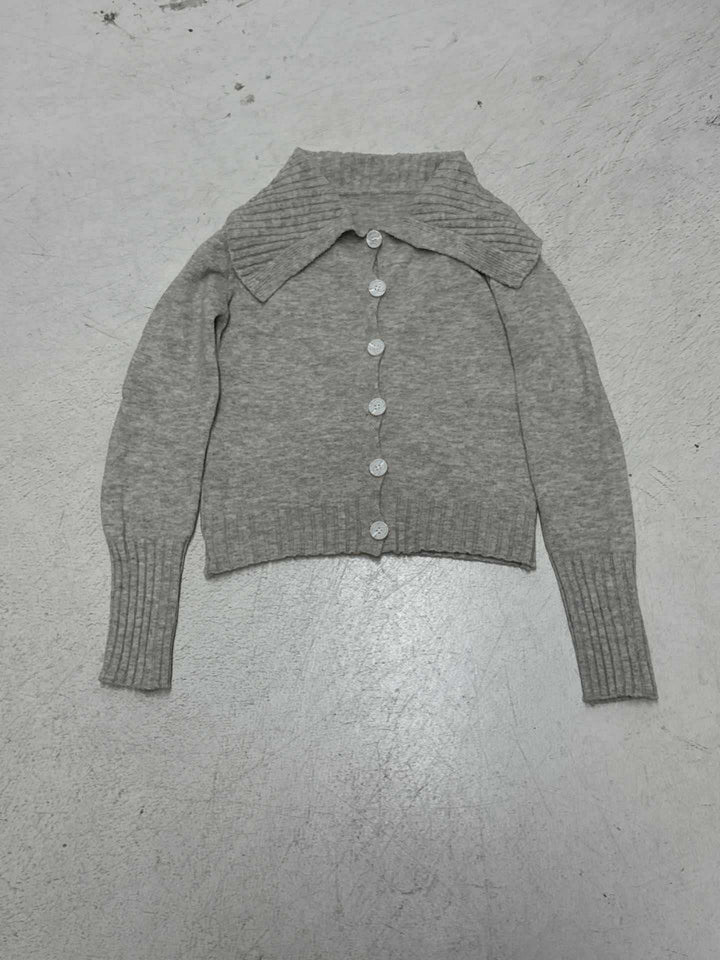 Damen Kurze Strickjacke mit rückseitiger Knopfleiste und weitem Umlegekragen Drune