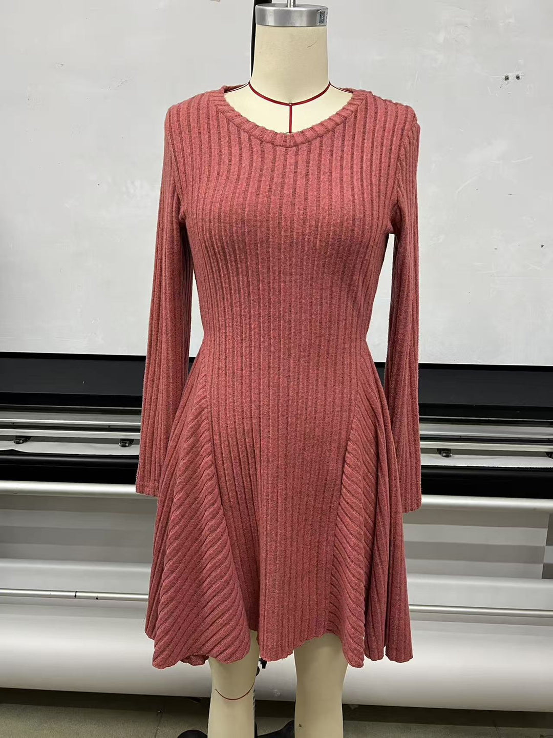 Damen Geripptes V-Ausschnitt-Minikleid mit ausgestelltem Rock und Eingrifftaschen Drune