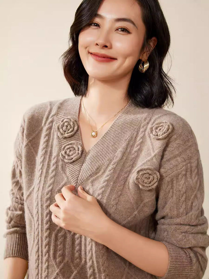 Damen Zopfmuster-V-Pullover mit dreidimensionalen Blumenapplikationen aus weichem Wollmix Drune