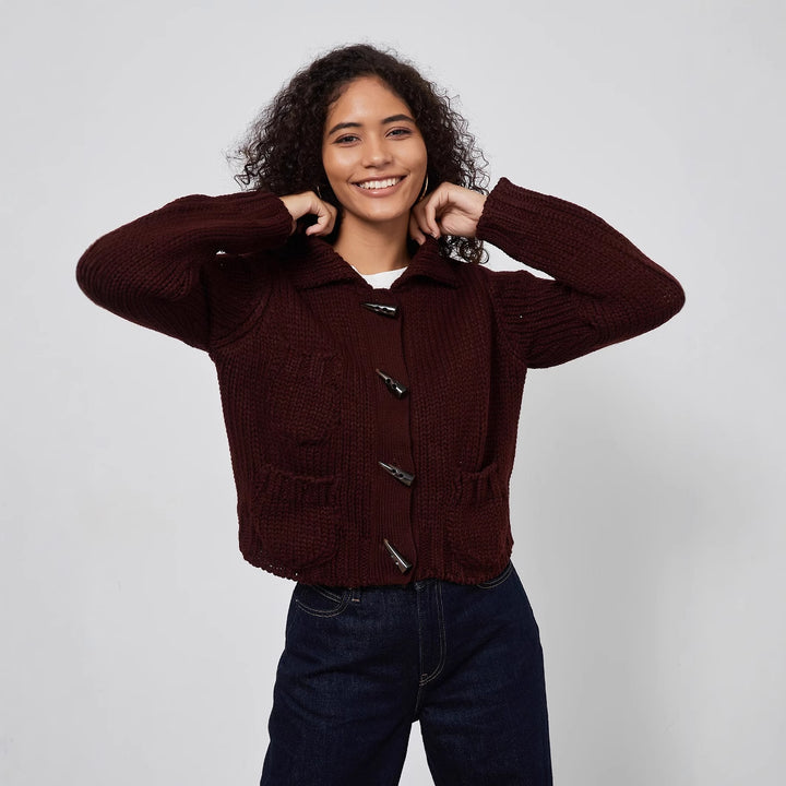 Damen Grobstrickjacke mit dekorativen Knopfdetails und praktischen Taschen Drune