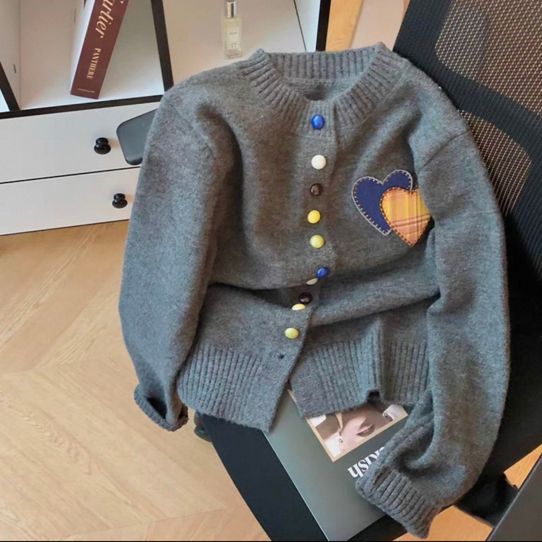 Damen Strickjacke mit Herzapplikationen und bunten Knopfdetails Drune