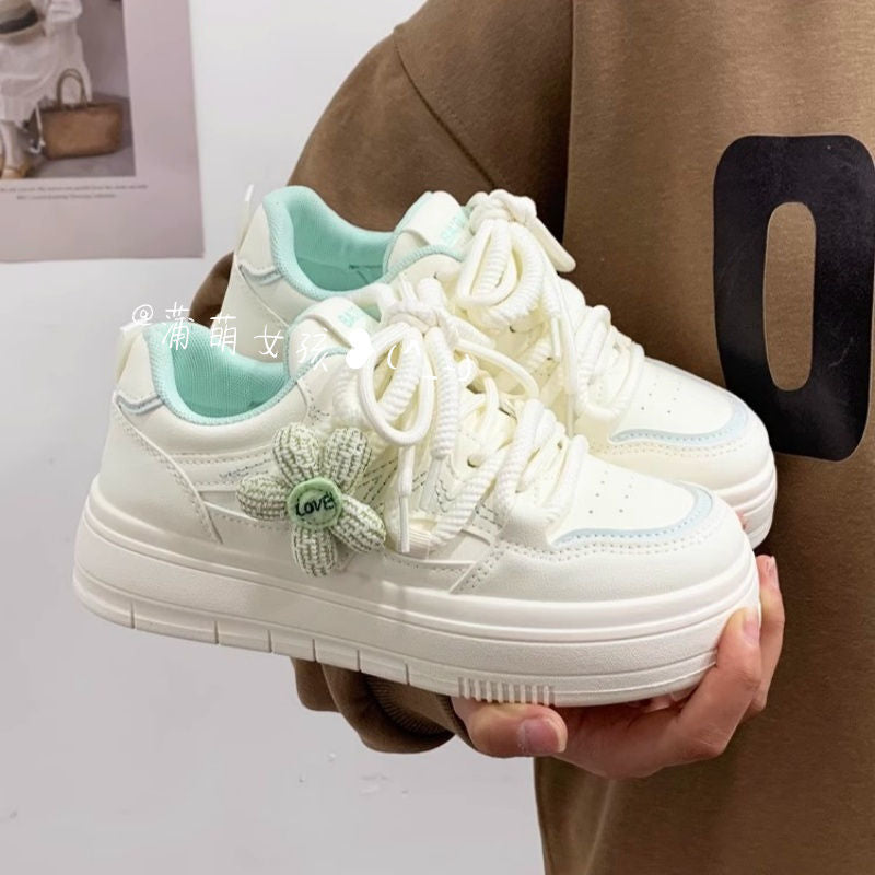 Damen Sneakers mit floralem Anhänger und komfortabler Sohle Drune