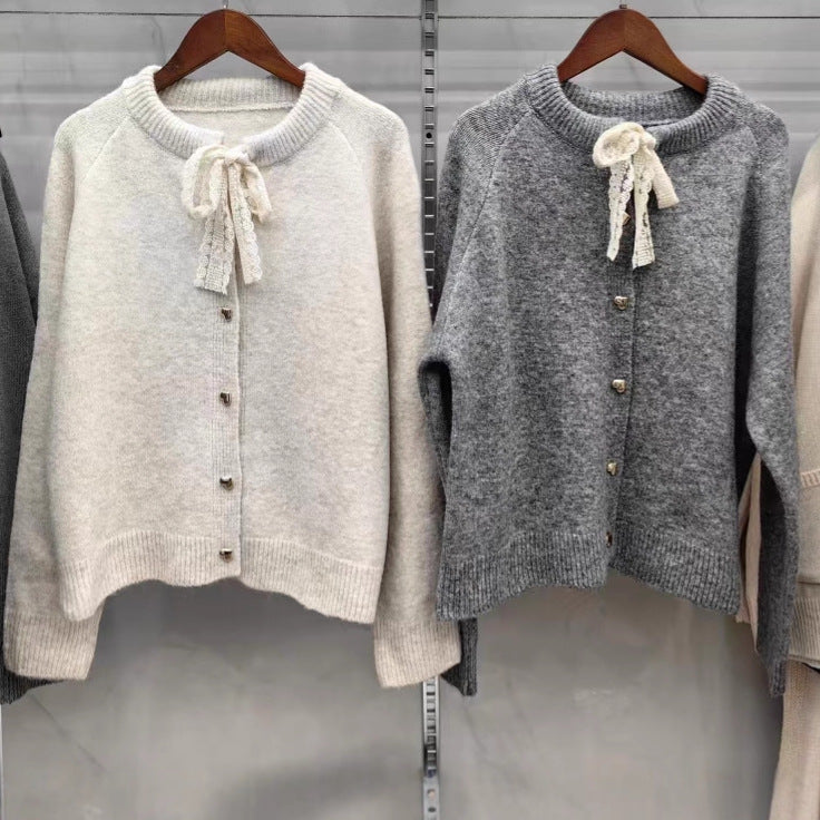 Damen Strickjacke mit verspieltem Spitzenband und goldenen Herzknöpfen Drune