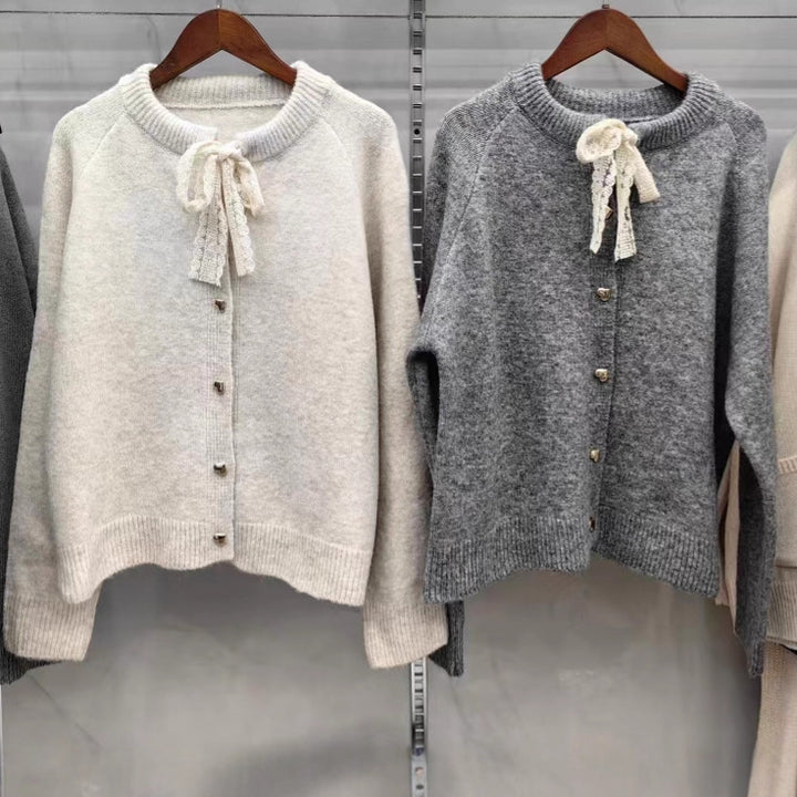 Damen Strickjacke mit verspieltem Spitzenband und goldenen Herzknöpfen Drune