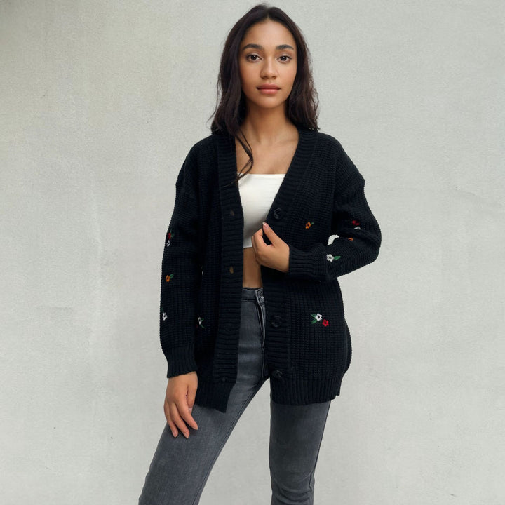 Damen Grobstrick Cardigan mit bunten Stickereien und Knopfverschluss Drune