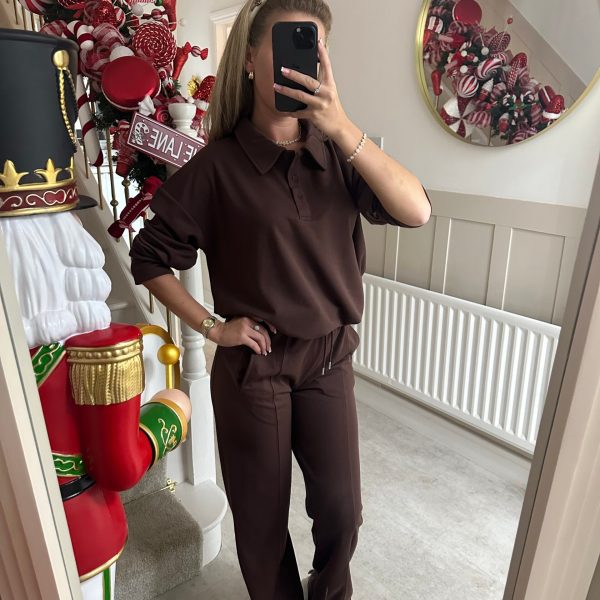 Damen eleganter Freizeitanzug mit hochgeschlossenem Kragen und weiten Hosen