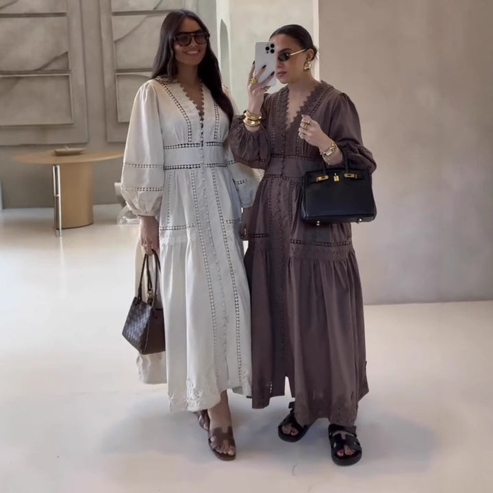 Damen 80+ Maxikleid mit V‑Ausschnitt, Spitzenbesatz, Knopfleiste und Ballonärmeln Drune