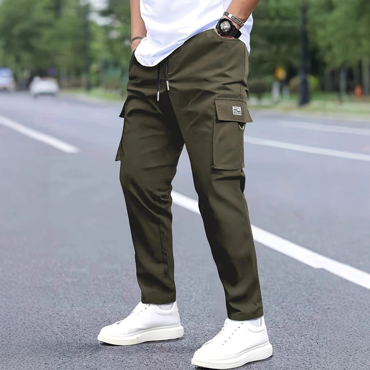 Herren Slim‑Tapered Cargo‑Jogginghose mit Tunnelzugbund, Klappentaschen und Metallringdetail Drune