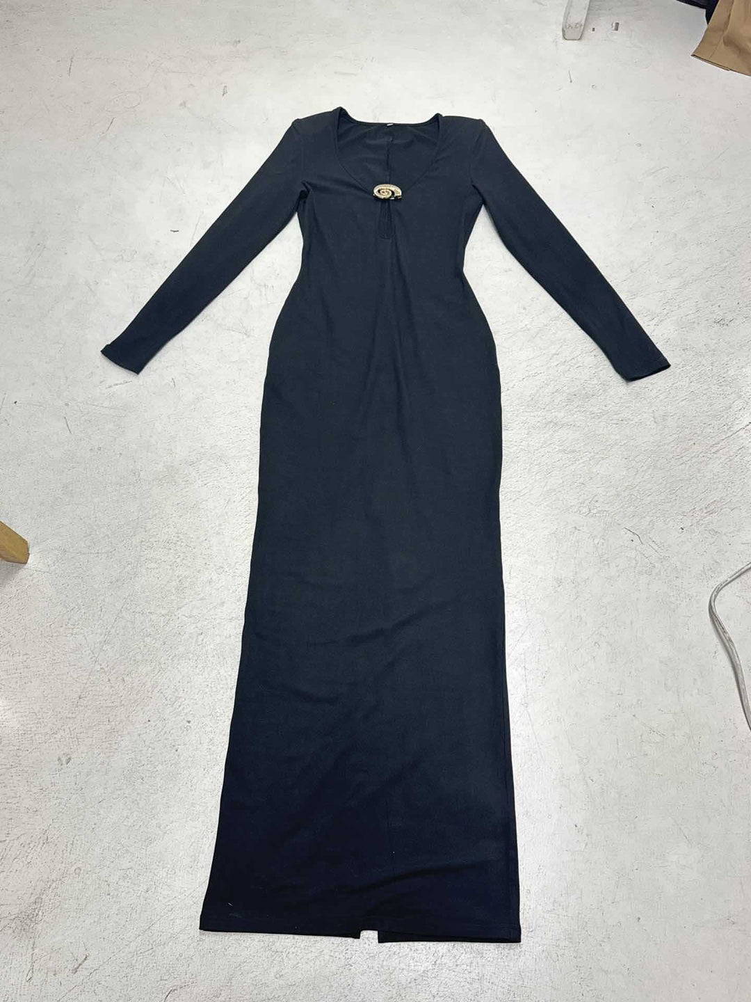 Damen Figurnahes langes Abendkleid mit Cut-Out, tiefem V-Ausschnitt und Zierbrosche Drune