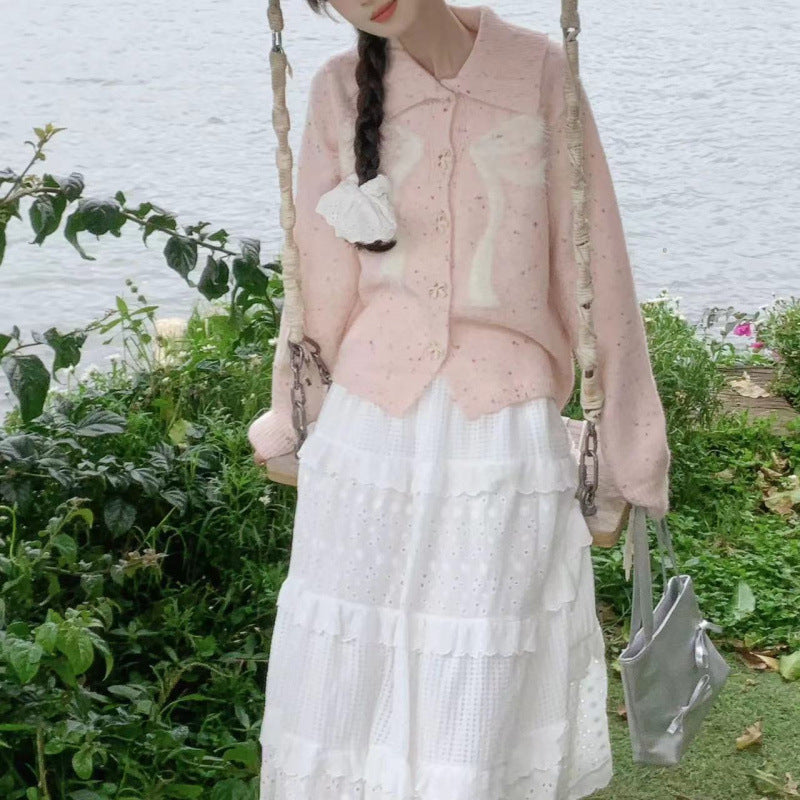 Damen verspielte Strickjacke mit dekorativen Knopfdetails und flauschigen Applikationen Drune