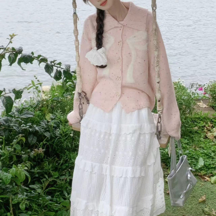 Damen verspielte Strickjacke mit dekorativen Knopfdetails und flauschigen Applikationen Drune