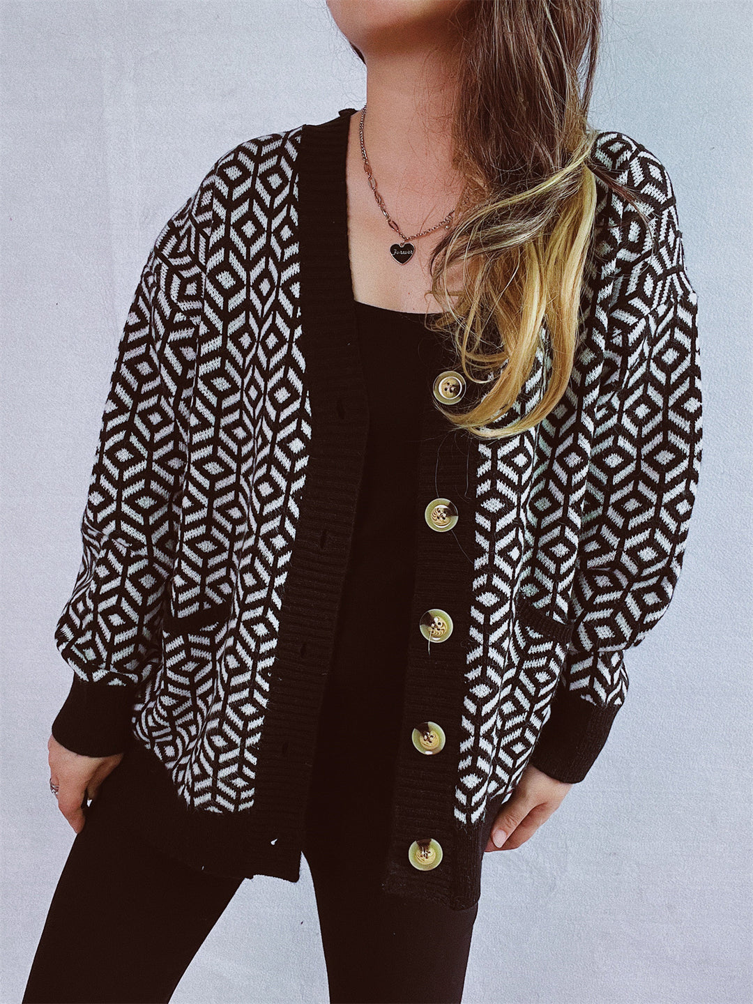 Damen Strickjacke mit geometrischem Muster und goldenem Knopfdetail Drune