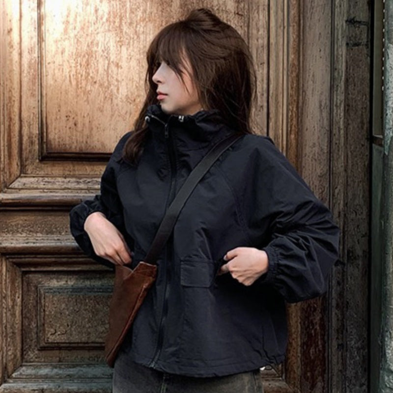 Damen sportliche Übergangsjacke mit hohem Kragen und praktischen Taschen Drune