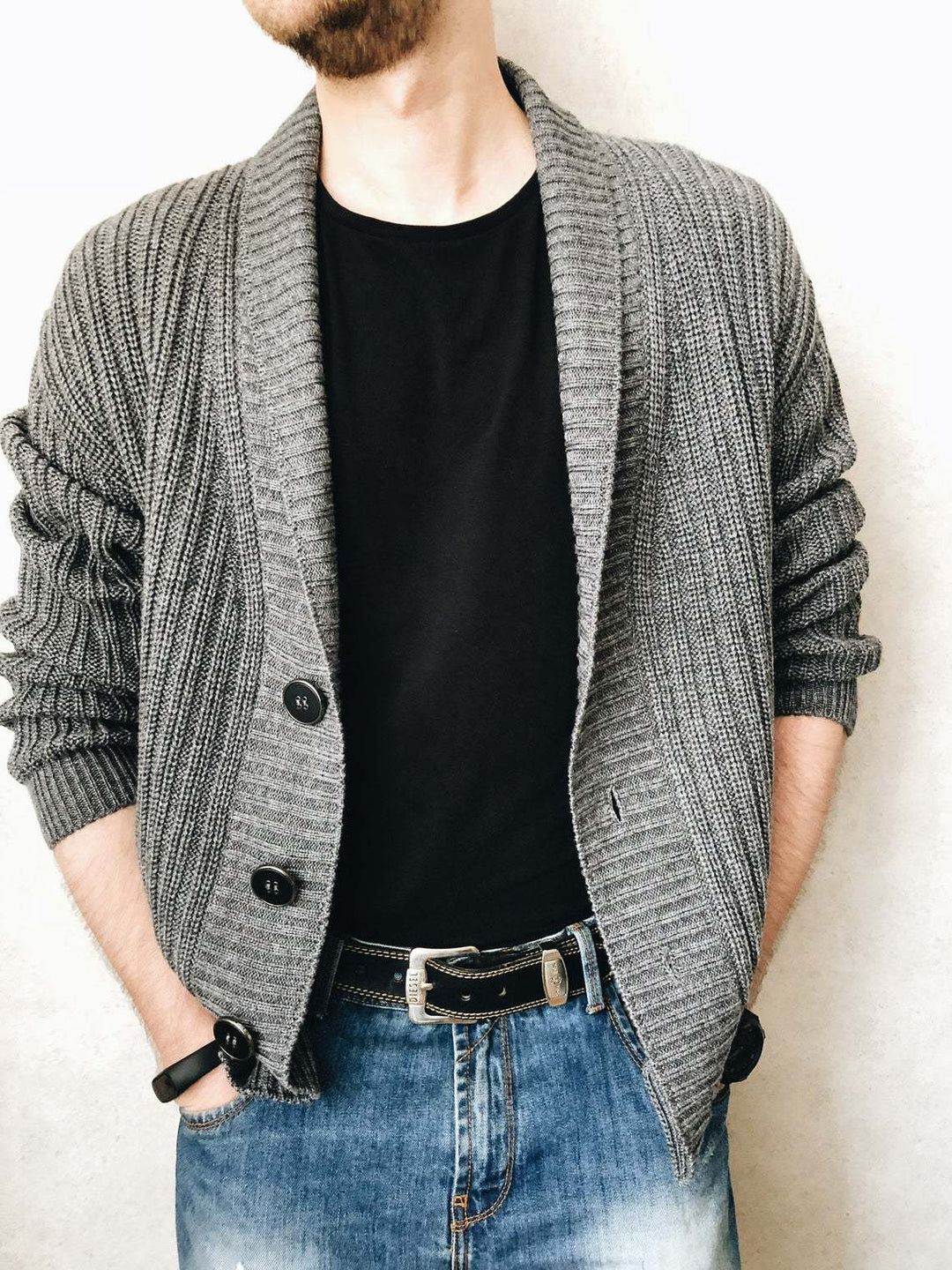 Herren Strickjacke mit tiefem Kragen Drune