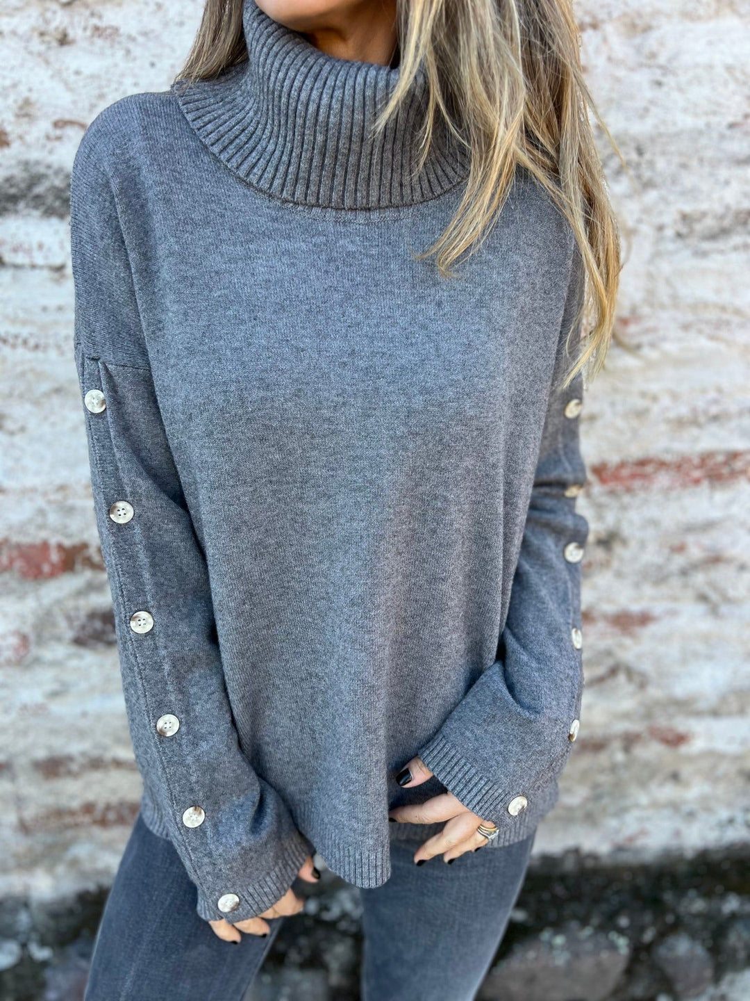 Damen Pullover mit Rollkragen und dekorativen Knopfdetails Drune
