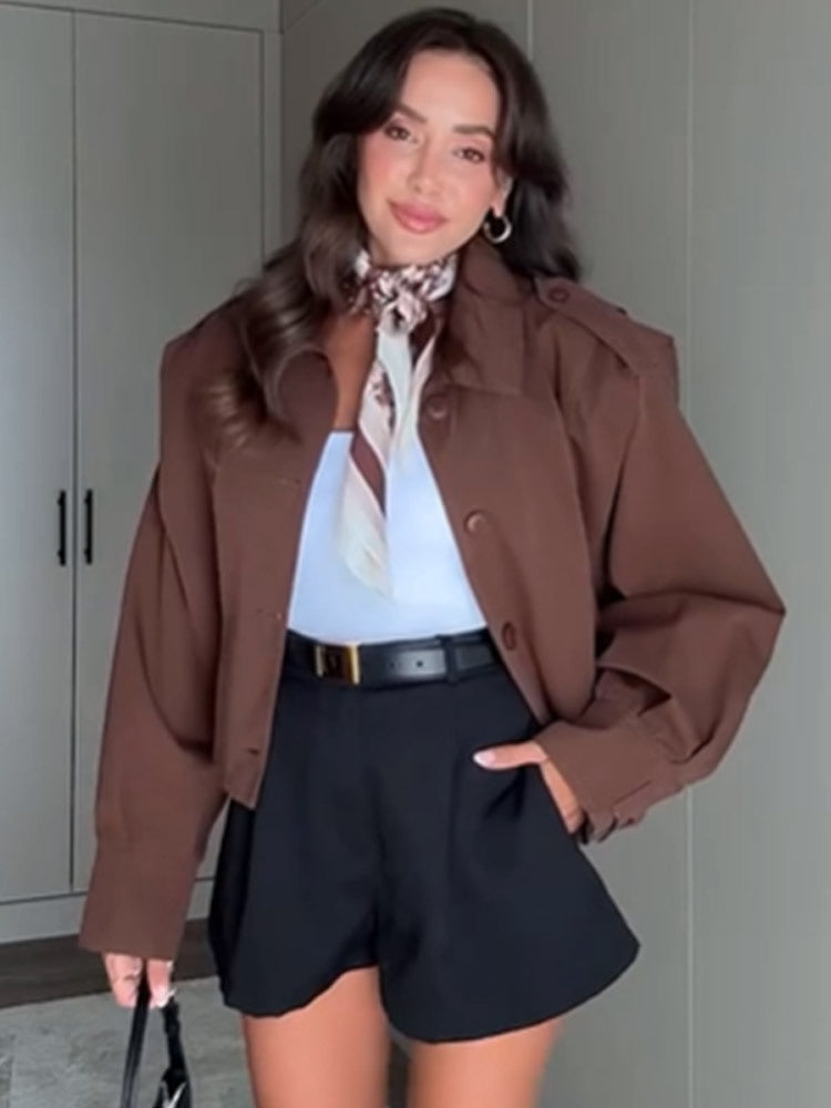 Damen Kurzboxy-Jacke mit Schulterpatten, kastiger Silhouette und geknöpfter Front Drune