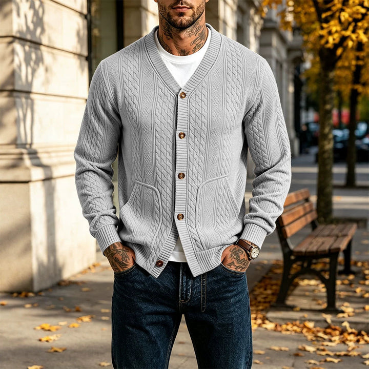 Herren Gestrickte Strickjacke mit Zopfmuster, V‑Ausschnitt und aufgesetzten Taschen Drune