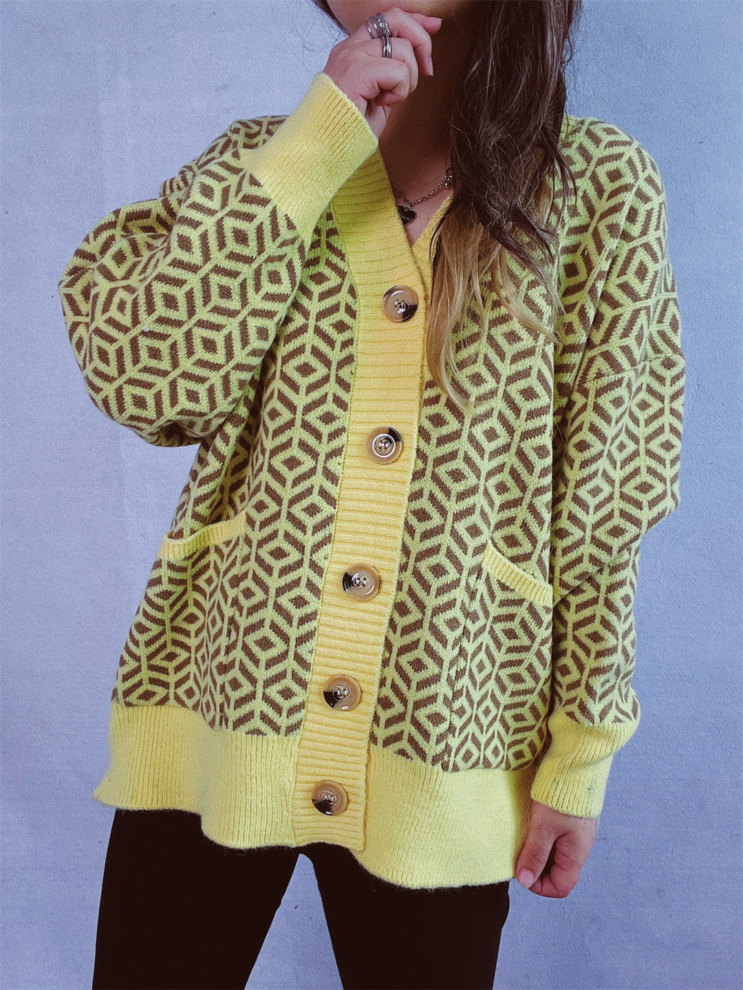 Damen Strickjacke mit geometrischem Muster und goldenem Knopfdetail Drune