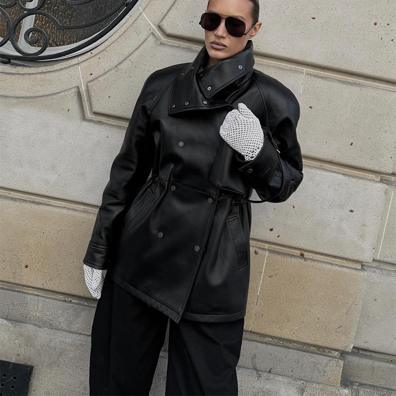 Damen Regenjacke aus Lederoptik mit hohem Stehkragen, Taillenzug und Druckknopffront Drune