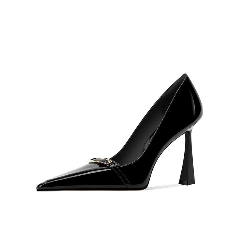Damen Spitz zulaufende Lack‑Pumps mit skulptiertem Fersenprofil und Schmuckspange Drune