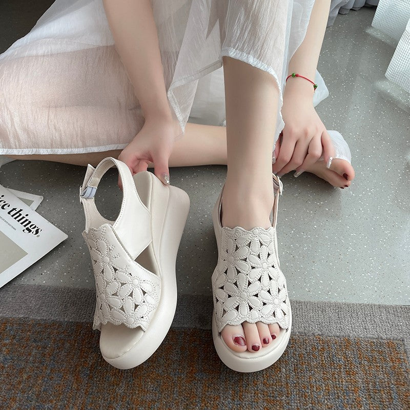 Damen nan Keilsandale mit floraler Laserperforation gepolsterter anatomischer Innensohle und verstellbarem Fersenriemen Drune