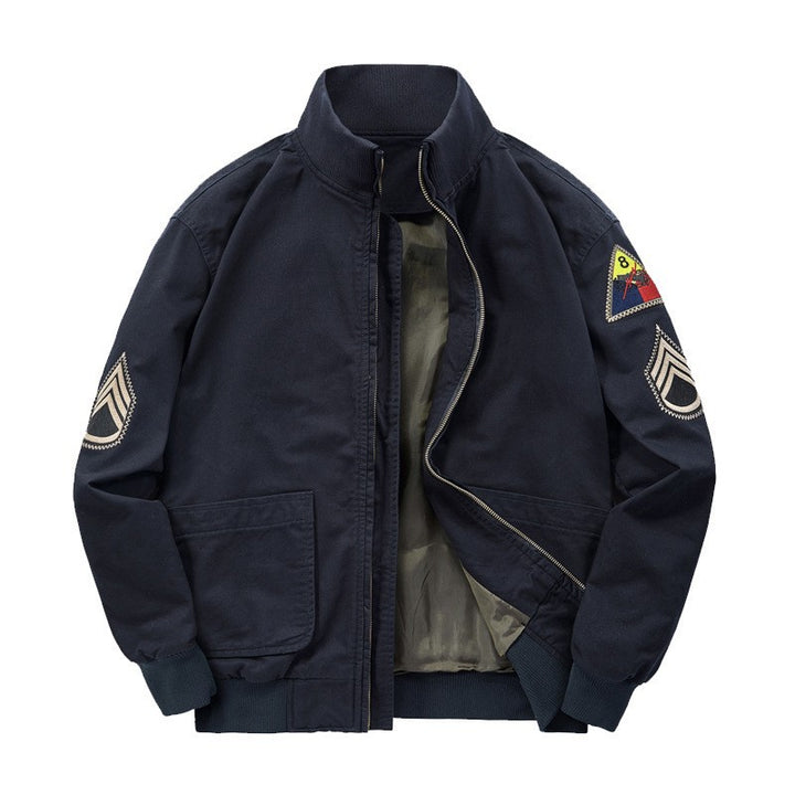 Herren nan militärisch inspirierte Bomberjacke mit aufgesetzten Patches, verdecktem Reißverschluss und elastischen Bündchen Drune