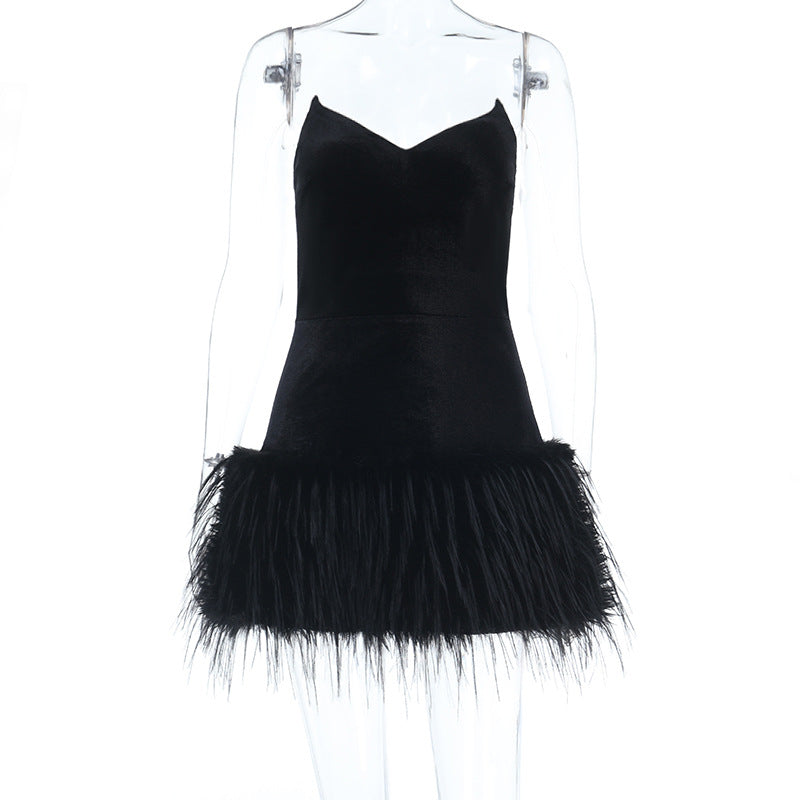 Damen schulterfreies Minikleid mit luxuriösem Samtstoff und extravaganten Federdetails Drune