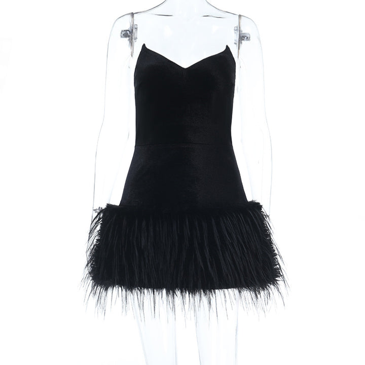 Damen schulterfreies Minikleid mit luxuriösem Samtstoff und extravaganten Federdetails Drune