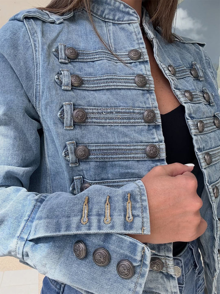 Damen Kurz geschnittene Jeansjacke im militärisch inspirierten Stil mit dekorativen Knopfleisten Drune