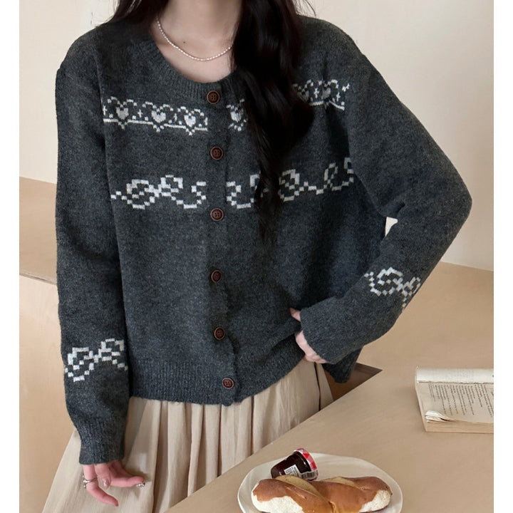 Damen Verspielter Strickcardigan mit Holzknöpfen und traditionellen Mustern Drune