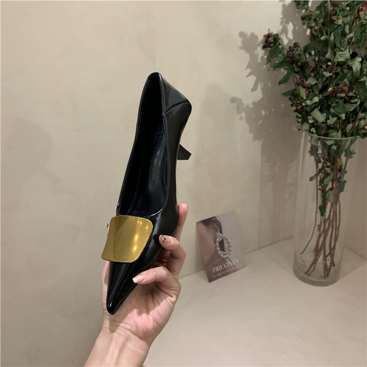 Damen Elegante spitz zulaufende Pumps mit goldener Zierplatte und geformtem Kittenabsatz Drune