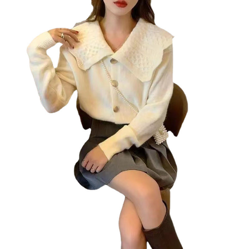 Damen Strickjacke mit breitem Kragen und dekorativen Knöpfen Drune