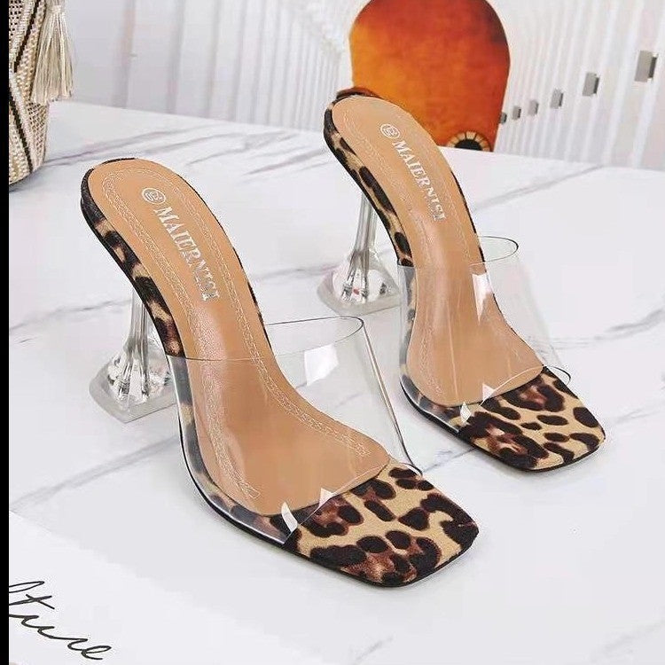 Damen nan transparente Schlupf-Mule mit PVC-Riemen, skulpturellem Plexiglas-Absatz und gepolstertem Fußbett Drune