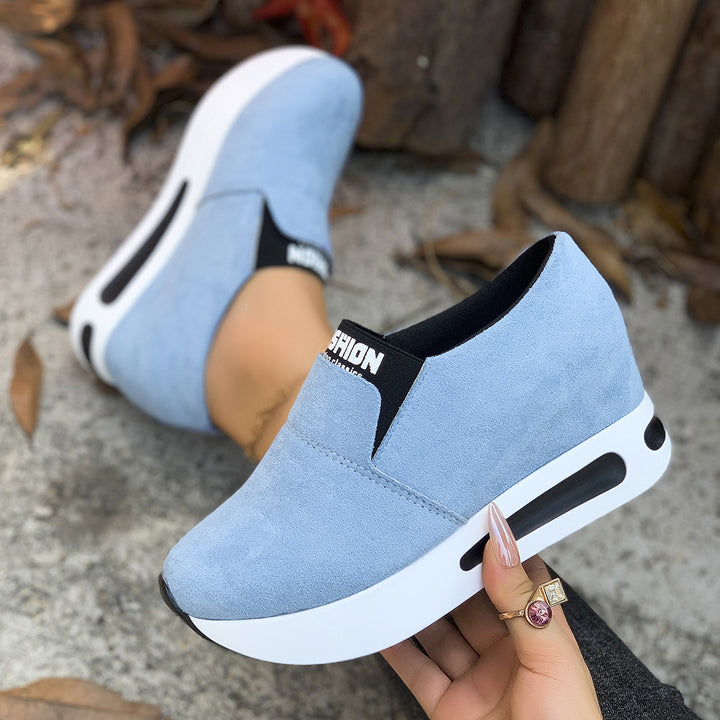 Damen Slip-On Wedge-Sneaker mit verstecktem Keil, Microvelours-Obermaterial und seitlicher Luftkammer Drune