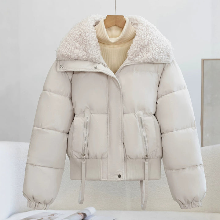 Damen Kurz geschnittene Pufferjacke mit Teddykragen, Reißverschlusstaschen und Rippbündchen Drune