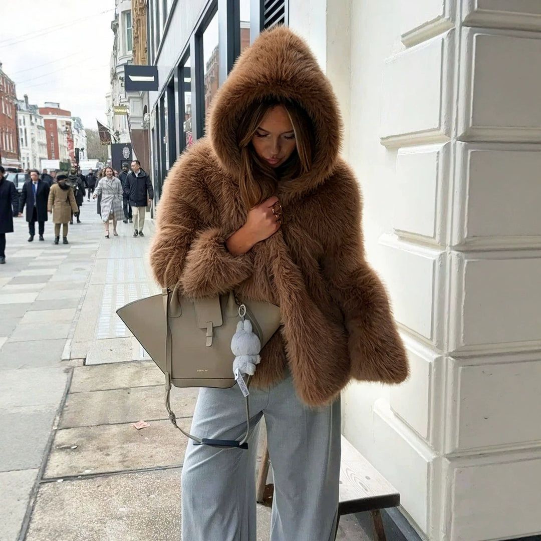 Damen Kurzblouson aus langfaserigem Shaggy‑Faux‑Fur mit hohem Schalkragen und klarer Boxy‑Silhouette Drune